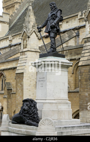 Oliver Cromwell statua al di fuori della sede del parlamento di Londra, Inghilterra, Regno Unito Foto Stock