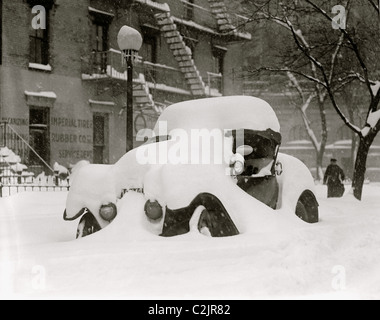 Auto come sepolta parcheggiato su un Washington DC Street durante il blizzard di 1922 Foto Stock