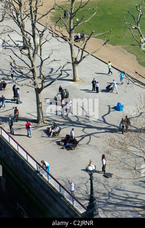 La gente che camminava sulla Jubilee Gardens marciapiede, London, England, Regno Unito Foto Stock