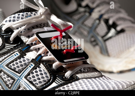 Sport tag distribuzione fissato a una scarpa da allenamento Foto Stock