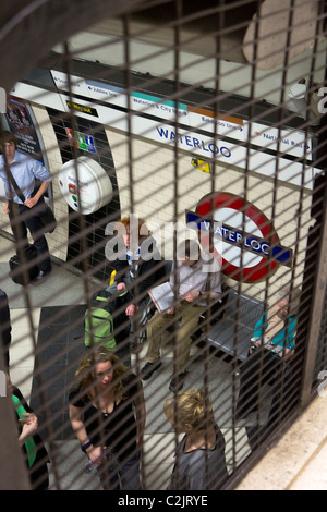 Metropolitana di Waterloo tube station piattaforma, London, England, Regno Unito Foto Stock