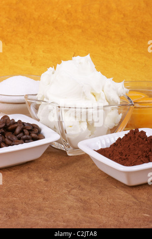 Tiramisù ingredienti: mascarpone, le uova, lo zucchero, il caffè e il cacao in polvere Foto Stock