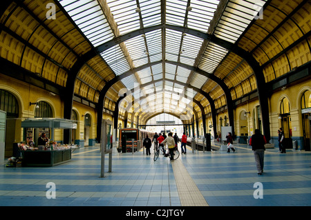 Atene Attica Grecia la sala del centro della città la stazione della metropolitana al porto di Pireo e treno in arrivo Foto Stock