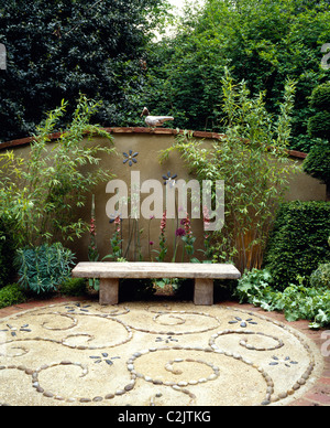 Cortile interno con giardino e circolare motivo di ghiaia sul pavimento Foto Stock