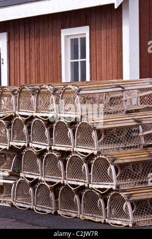 Righe di aragosta trappole in parte anteriore del capannone di pesca, Nord Rustico Porto sulla costa nord di Prince Edward Island, Canada Foto Stock