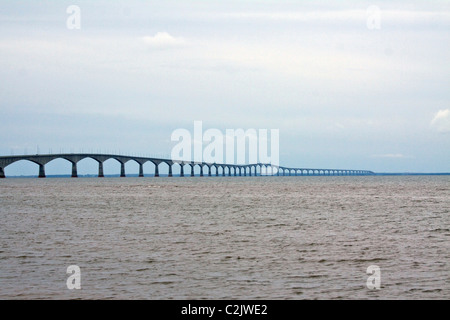 Confederazione ponte attraversa il Northumberland Strait, collegando Prince Edward Island a New Brunswick, Canada Foto Stock