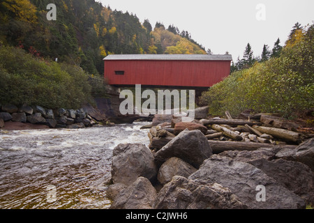 Ponte coperto oltre il punto Wolfe River, Fundy National Park, New Brunswick, Canada Foto Stock