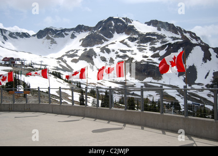 Bandiere canadesi alla sommità del Monte Blackcomb, Whistler, Canada Foto Stock