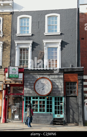 La fine del mondo orologio su Vivienne Westwood's fashion shop King's Road, il Chelsea, London SW10, Regno Unito Foto Stock