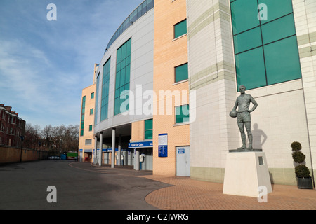 Il West Stand, con Peter Osgood statua, Stadio Stamford Bridge, casa del Club di Calcio di Chelsea, a ovest di Londra, Inghilterra. Foto Stock