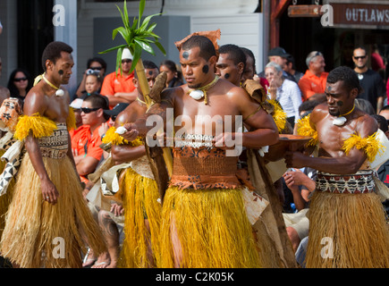 Il Fijiano in abito tradizionale eseguire una cerimonia Kava Foto Stock