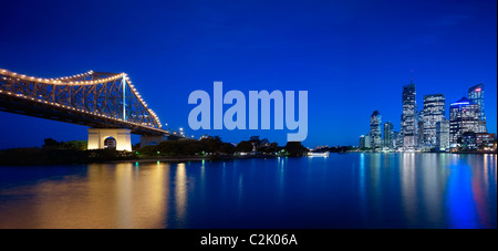 La città di Brisbane & Story Bridge di notte Foto Stock