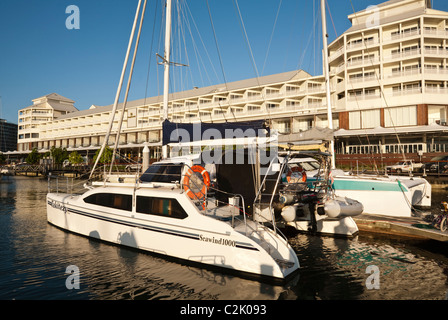 Barche in Marlin Marina con Shangri-La Hotel in background. Cairns, Queensland, Australia Foto Stock