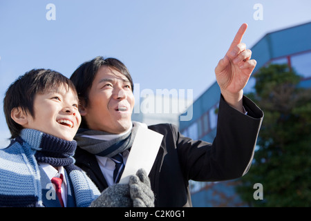 Padre e Junior High School Boy sono lieto Foto Stock