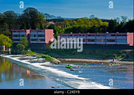 CHESTER, CHESHIRE, Regno Unito - 10 APRILE 2011: Weir sul fiume Dee a Chester con canoisti Foto Stock