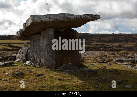 Poulnabrone Dolmen nel cuore del Burren altopiano. Contea di Clare. L'Irlanda. Foto Stock