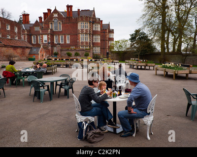 I visitatori godere rinfreschi nel cortile a Burton Agnese Hall East Yorkshire. Foto Stock