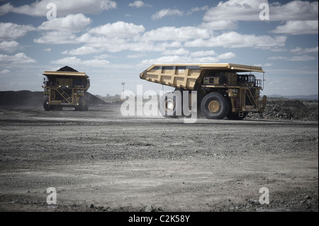 Komatsu 830E dumper da miniera piena di carbone Foto Stock