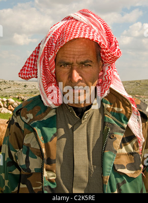 Uomo in Siria fattoria nel deserto allevatore di ovini beduini beduino Foto Stock