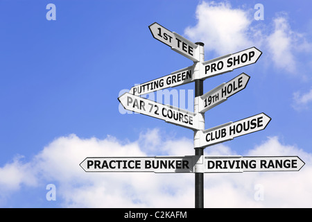Concetto di immagine di una palina con campo da golf informazioni sulle frecce. Foto Stock