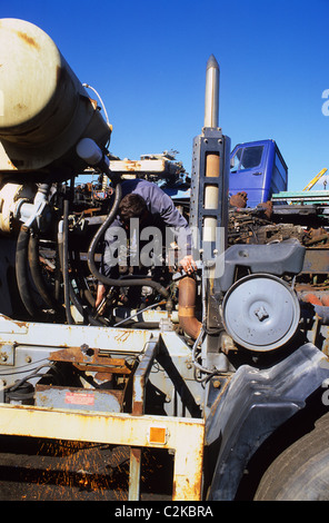 Workman usando un cannello di taglio per smantellare autocarro in scrapyard regno unito Foto Stock
