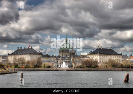 Lo skyline di Copenaghen al Royal Palace Amalienborg Foto Stock