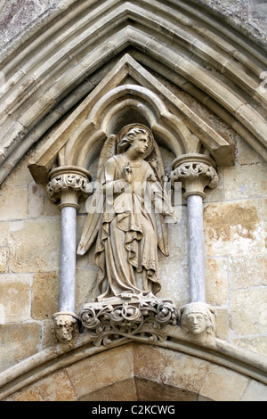 Angelo Annunziante, fronte ovest della cattedrale di Salisbury, Wiltshire, Inghilterra, Regno Unito Foto Stock