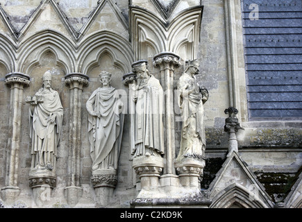 Sculture sulla facciata ovest della cattedrale di Salisbury, Wiltshire, Inghilterra, Regno Unito. Il vescovo Poore è sulla sinistra. Foto Stock