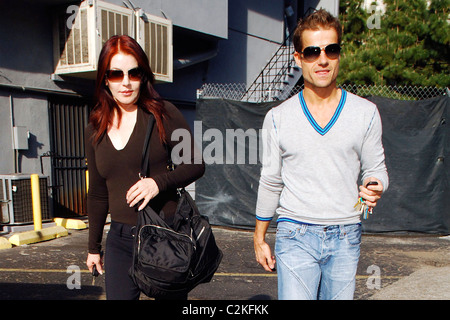 Priscilla Presley e Louis Van Amstel ABC Ballando con le stelle i concorrenti fuori 3rd Street Dance Studio in Occidente Foto Stock