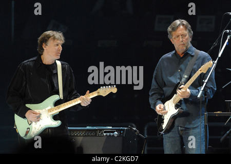 Steve Winwood e Eric Clapton esibirsi in concerto al Madison Square Garden di New York City, Stati Uniti d'America - 25.02.08 Foto Stock