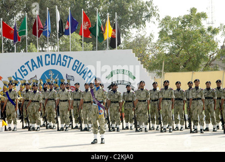 I guardacoste reclute presente guardia d'onore durante il loro passaggio dalla sfilata cerimonia tenutasi in Pakistan per la Guardia costiera del centro di formazione Foto Stock