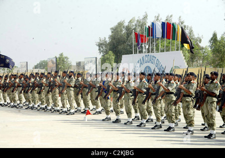 I guardacoste reclute presente guardia d'onore durante il loro passaggio dalla sfilata cerimonia tenutasi in Pakistan per la Guardia costiera del centro di formazione Foto Stock