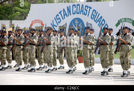 I guardacoste reclute presente guardia d'onore durante il loro passaggio dalla sfilata cerimonia tenutasi in Pakistan per la Guardia costiera del centro di formazione Foto Stock