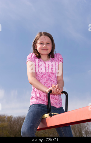 Un modello rilasciato una foto di un 9 anno vecchia ragazza all'aperto su un altalena nel Regno Unito Foto Stock