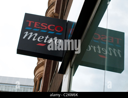 Segno sul ramo del Tesco Metro store nel centro di Londra Foto Stock