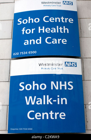 Segno sul NHS Walk-in centro salute, Soho, Londra Foto Stock