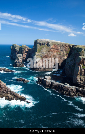 Le scogliere di Dun Balair, alla punta nord-orientale di Tory Island, County Donegal, Irlanda. Foto Stock