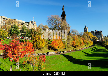 I colori autunnali nei giardini di Princes Street, Edimburgo, Scozia Foto Stock