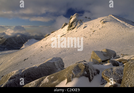 Il vertice di Slieve Bearnagh in inverno, Mourne Mountains, County Down, Irlanda del Nord. Foto Stock