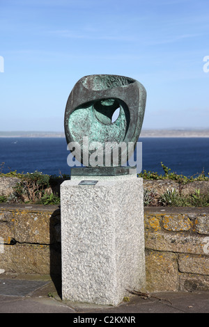 La versione in bronzo di Barbara Hepworth's Epidauros sul Malakoff a St Ives Cornwall Regno Unito Foto Stock