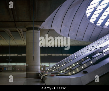 Canary Wharf, la stazione metropolitana di Londra. Principali scale mobili. Foto Stock