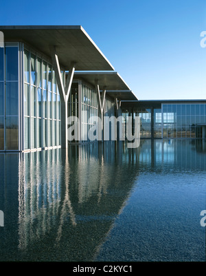 Il Museo di Arte Moderna di Fort Worth, Texas (2002) angolata esterno con riflessioni di tre campate, tettucci e Y supporta Foto Stock