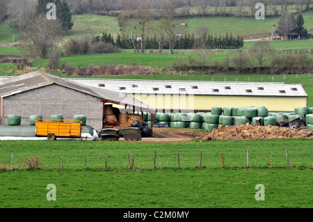 Moderno edificio agricolo vicino a Ceyssat, Auvergne, Francia Foto Stock