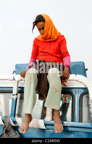 Muzeina ragazza beduina su una jeep - Wadi Arada deserto - Penisola del Sinai, Egitto Foto Stock