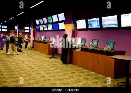 Daytona Beach Kennel Club offre il Greyhound Racing azione e una sala da poker, il tutto in un ambiente lussuoso in Daytona Beach, FL Foto Stock