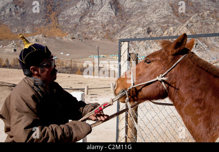 Cavallo mongolo rider smontato al Gorkhi-Terelj Parco Nazionale Foto Stock