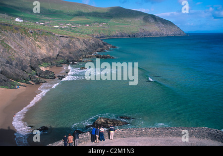 Per i visitatori in cerca su Coumeenoole Bay da Slea Head, penisola di Dingle, nella contea di Kerry, Irlanda. Foto Stock