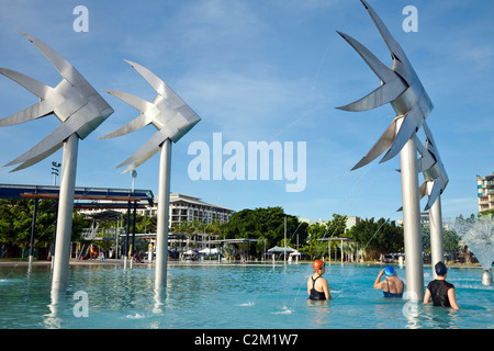 Nuotatori presso la laguna di Esplanade. Cairns, Queensland, Australia Foto Stock