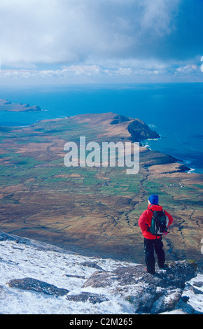 Inverno walker vicino alla cima della montagna di Brandon, penisola di Dingle, nella contea di Kerry, Irlanda. Foto Stock