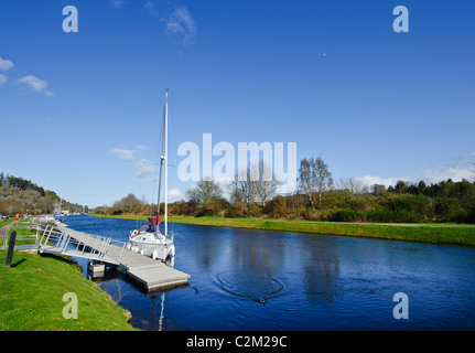 Yacht ormeggiati sul Caledonian Canal a Dochgarroch vicino a Inverness Foto Stock